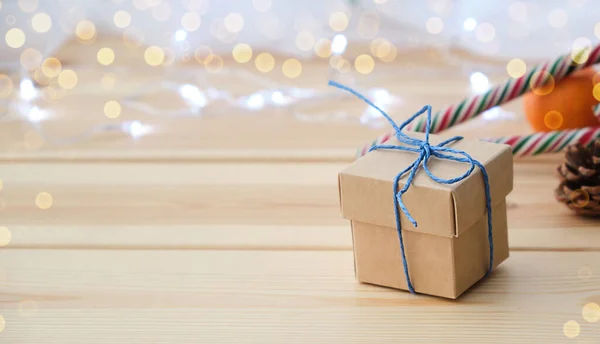 Caixa Presente Natal Com Papel Artesanal Com Fita Verde — Fotografia de Stock