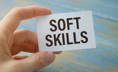 Yumuşak becerili metin kavramı elinde kağıt kartla yazılıyor.