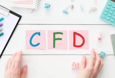 CFD - Farklılık Sözleşmesi, hesap makinesi, keçeli kalemler, gözlükler ve finansal tablolar ile ofis masasında.