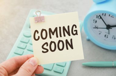 Bir kadın tarafından tutulan karttaki kısa bir süre sonra gelen mesaj, klasik tonda.