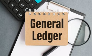 GENERAL LEDGER notu bir klavyede kağıt bir çıkartma üzerine yazılmıştır.