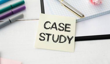 Ofis geçmişi olan beyaz bir çıkartma üzerinde metin vaka çalışması. Flat iş, finans ve kalkınma kavramına dayanır