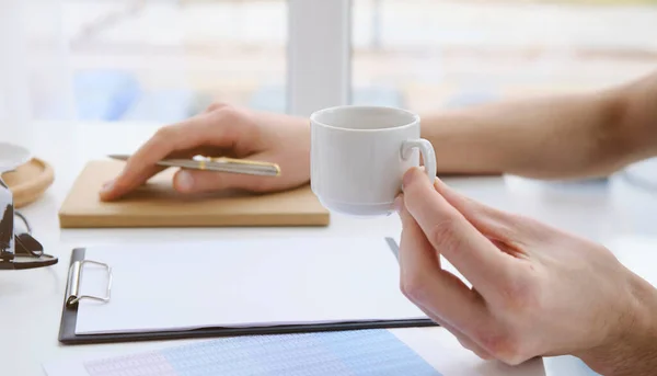 Midsectie Van Zakenman Werken Aan Bureau Office — Stockfoto