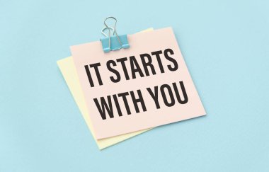 Mesajla değil, seninle başlıyor. Mavi arka plan. İş konsepti.