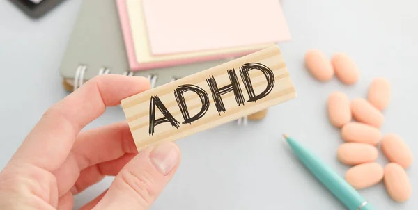 Doktorun elinde Adhd yazan küpleri. Bakım kavramı.