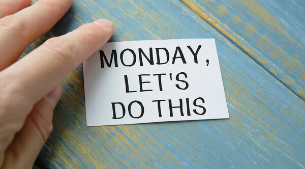 Слово Понедельник, давайте сделаем эту концепцию, записанную в блокноте с ручкой и цветком, вид сверху.