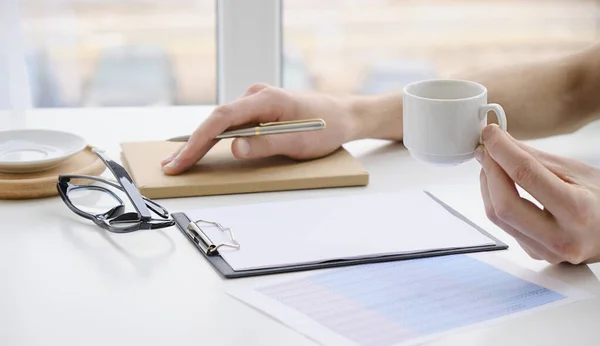 Midsectie Van Zakenman Werken Aan Bureau Office — Stockfoto