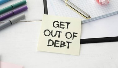 Masaüstünde mavi etiketli beyaz bir hesap makinesi var. Üzerinde 