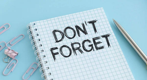 Não Esqueça Texto Escrito Pequeno Notebook Fundo Azul — Fotografia de Stock