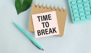 Defter sayfasına yazılan metni kırma zamanı, sağdaki kalem. Motivasyonel Kavram resmi