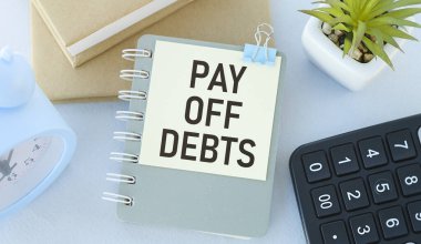 Beyaz sayfa üzerinde kalem, hesap makinesi ve tablolarla daha akıllı metin Ödeme Borçlarını Öde