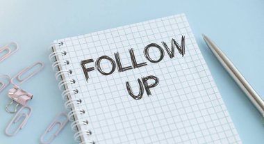 Not defterine dolma kalemle bir not yazmak. El yazısı FOLLOW UP metni ile motivasyon kavramı