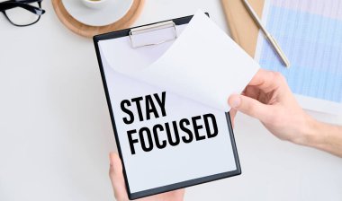 KALDI Adam El Defteri ve bilgisayar klavyesi gibi diğer ofis ekipmanları.