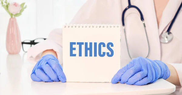 Ethik Text Auf Weißem Notizblock Der Hand Arzt Notizblock Der — Stockfoto