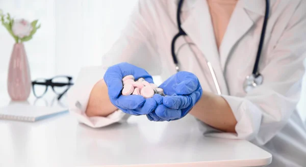 Embalagem Mão Médico Fêmea Blisters Comprimidos Diferentes — Fotografia de Stock