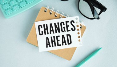 Hesap makineli çıkartma üzerine yazılmış AHEAD metnini değiştir, çizelge üzerine kalem.