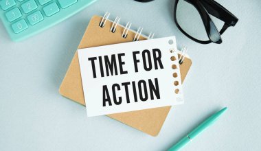 Not defterinde mavi arkaplanlı eylem metni zamanı. Düz yatıyordu.