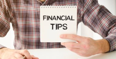 İş konsepti - Çalışma masası ve FINANCIAL TIPS yazan defter