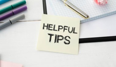 Kalemlerin, saatin ve defterin seçici odak noktası. Metin Yardım İpuçları ile yazılmış. İş ve Eğitim kavramı