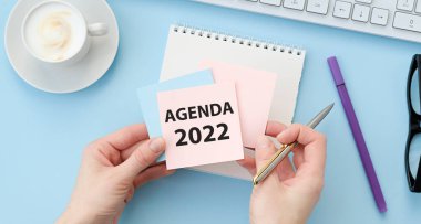 AGENDA 2022 hesap makinesi ve kalemle deftere yazılmış metin