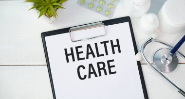 Aynen, self-care 'i yazmak. Kendi sağlığını sağlama konsepti. Tahta zemin üzerine yazılmış not kağıdına yazılmış..