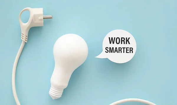 Trabalho Mais Inteligente Lembrete Adesivo Branco Mesa Azul Conceito Produtividade — Fotografia de Stock