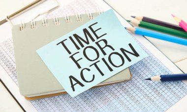 Not defterinde mavi arkaplanlı eylem metni zamanı. Düz yatıyordu.