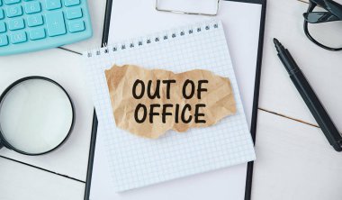 Renkli not defteri ve yazma arkaplanındaki yeşil bitki hakkında ofis dışı metin