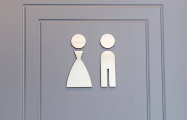 Tuvalet işaretleri ayarlandı. Kadın ve erkek tuvaleti tabelası beyaz duvar arkasında. Mesaj yazmak için yer bırakın. Tuvalet Konsepti