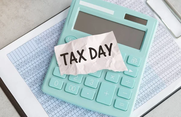 Tax Day Słowa Napisane Etykiecie Kalkulatorem Business Concept — Zdjęcie stockowe