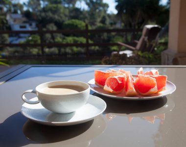 Güneşli havuzda güzel mavi su. 