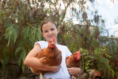 Kahverengi tavukları elinde tutan mutlu kız. Eko konsepti. Eko çiftliği.