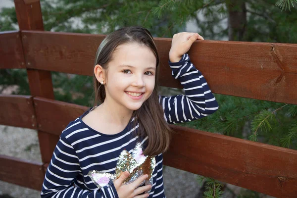 Köyde hoş bir kız. Çevre turizmi. Yaz konsepti.