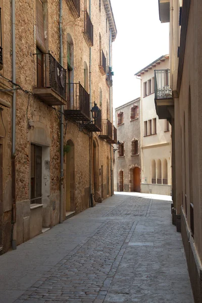 Eski küçük İspanya şehrinin caddesi Caldes de Montbui