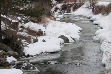 Karlı nehir kıyısı Şelaleye doğru ilerliyor 