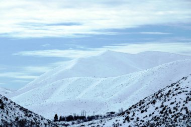 Kış karlı manzarası çağlayanı gösteriyor