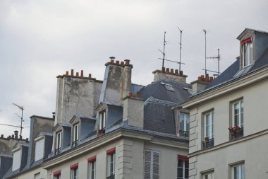 Bir binanın ön cephesi