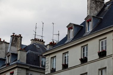 Bir binanın ön cephesi