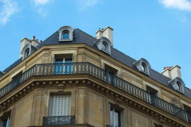 Bir binanın ön cephesi