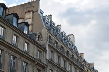 Bir binanın ön cephesi