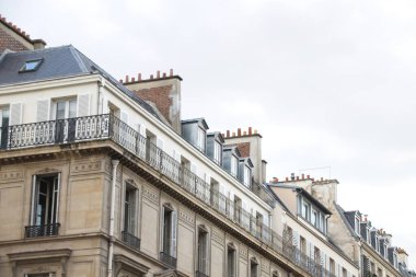 Bir binanın ön cephesi