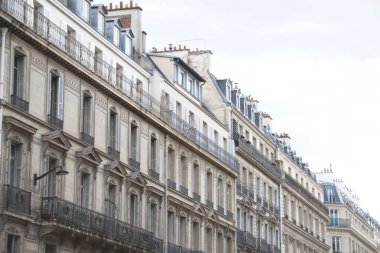 Bir binanın ön cephesi