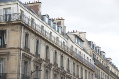 Bir binanın ön cephesi