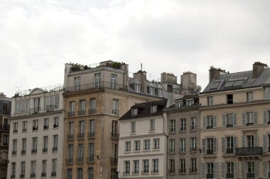 Bir binanın ön cephesi