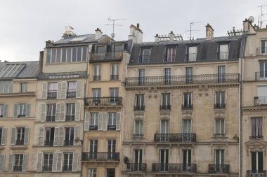 Bir binanın ön cephesi