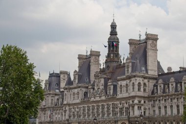 Bir binanın ön cephesi