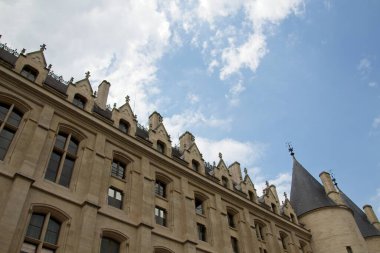 Binanın ön cephesi