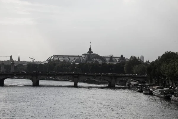 セーヌ川橋します — ストック写真