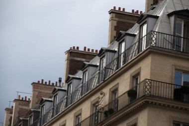 Bir binanın ön cephesi