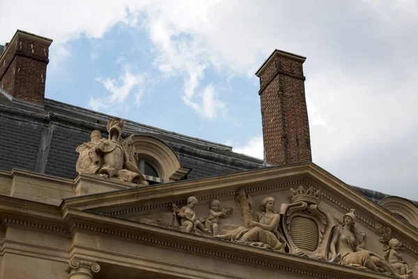 Bir binanın ön cephesi